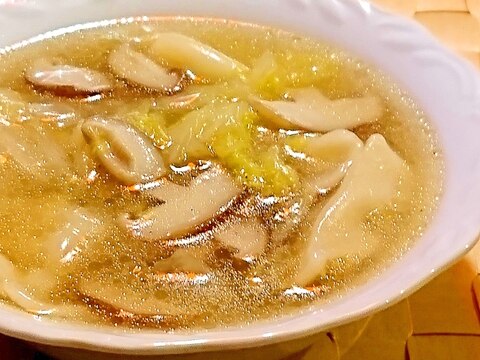 白菜と椎茸の水餃子スープ